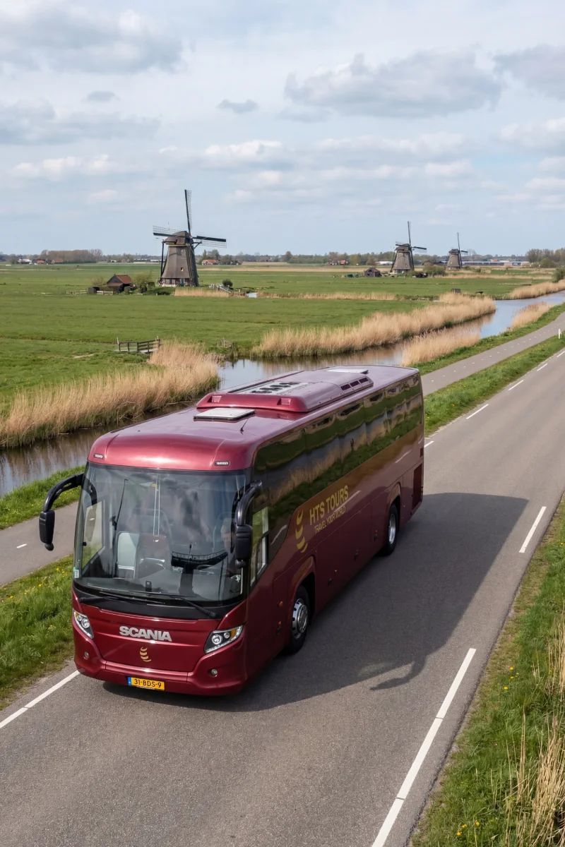 HTS Tours touringcar bij evenement